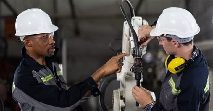 What benefits do technicians get?